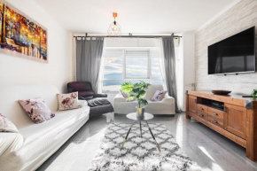 SpaciousApt-TopView-freeParking-PerfectForFamilies